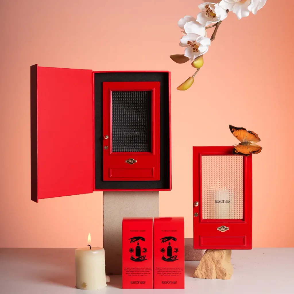 Cinematic red door Candle Holder-Inspired by The Odyssey, this red gate features a textured optical lens that transforms candlelight into a dreamy, cinematic ripple.